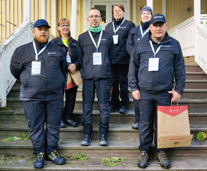 Kilapilijat rivissä portailla