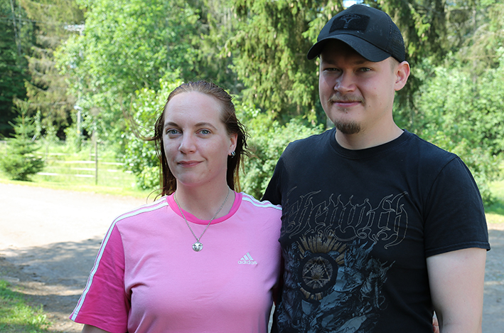 Nenna ja Aleksi pihalla lähikuvassa