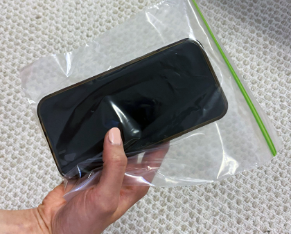 Kännykkä muovipussissa