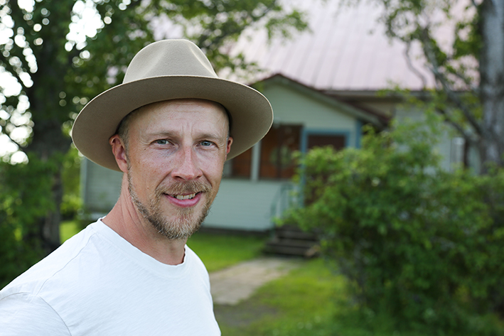 Tuomo Tirjansalo kotipihallaan