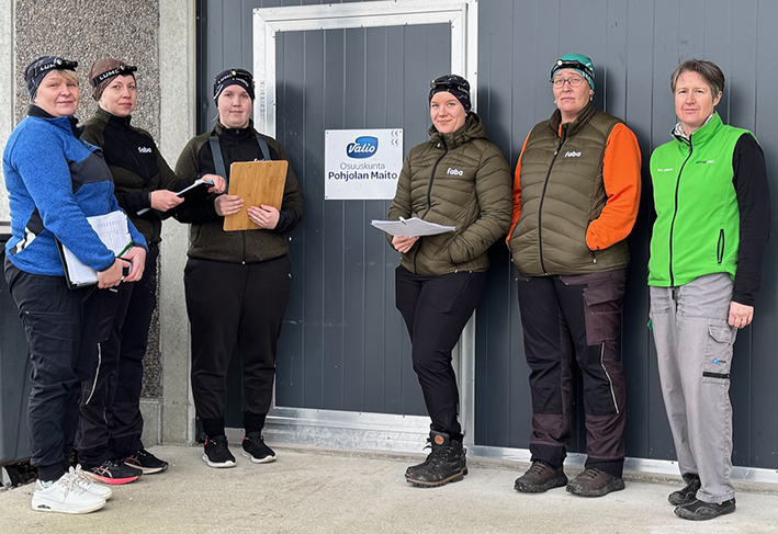 Arvioijat navetan ulkopuolella