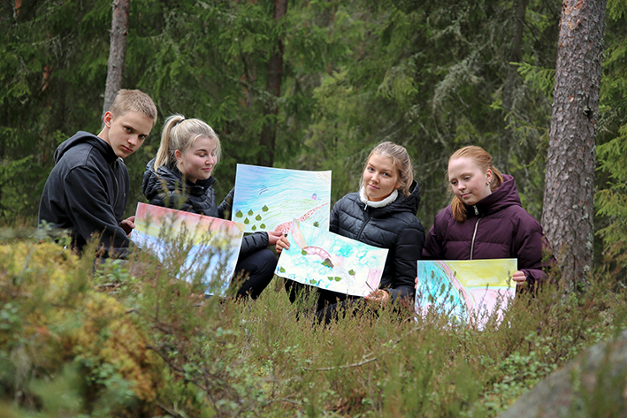 Nuoret esittelevät taidettaan metsässä