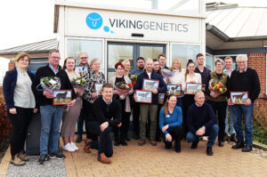 Ihmisiä sonniaseman edessä