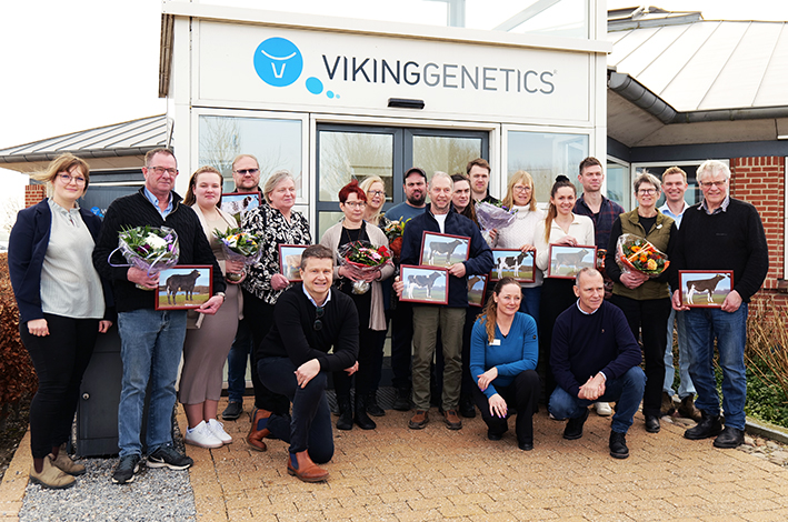 Ihmisiä sonniaseman edessä