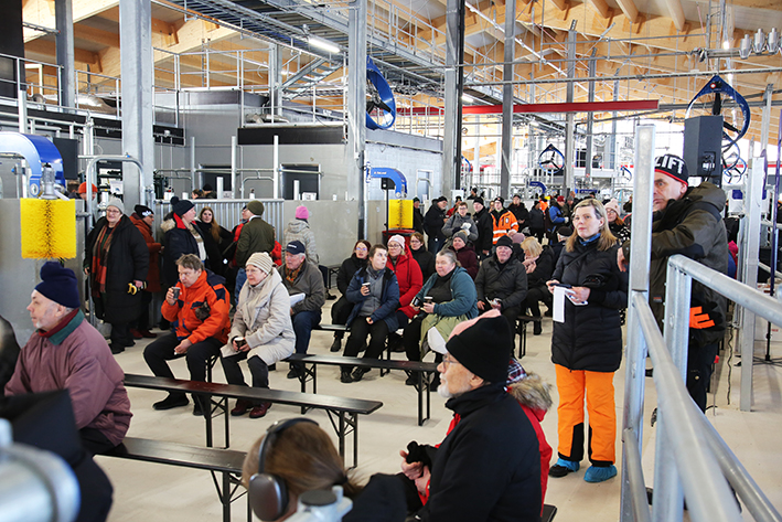 Yleisöä Luken navetan avajaisissa